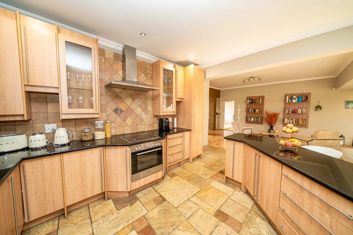 Architecturally Designed Indoor-Outdoor Family Home in Glen Marais - Photo 5