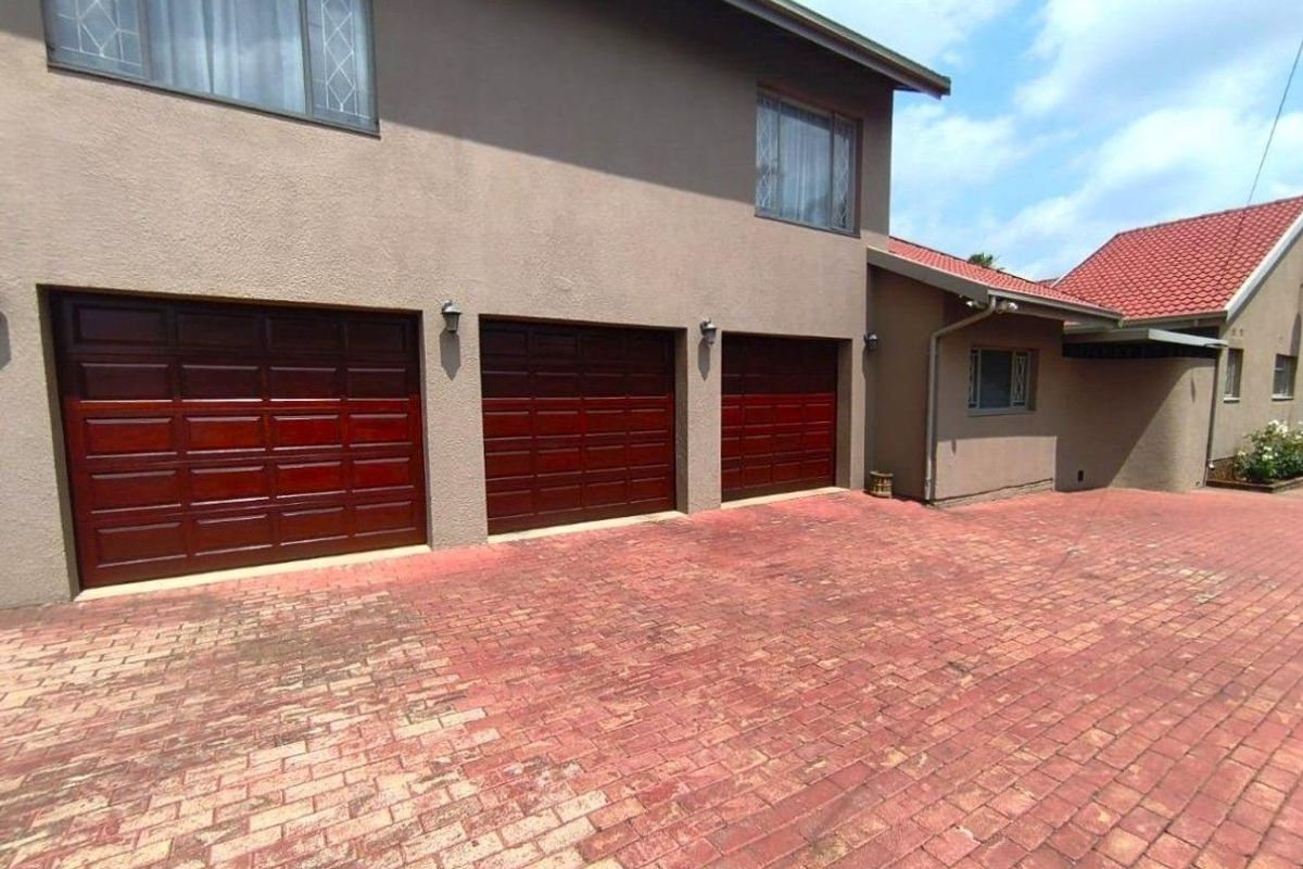 Multi Generational Family Home - Photo 3