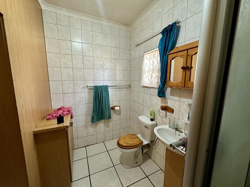 Spacious Family Home with Flatlet & Pool on Corner Stand - Photo 10