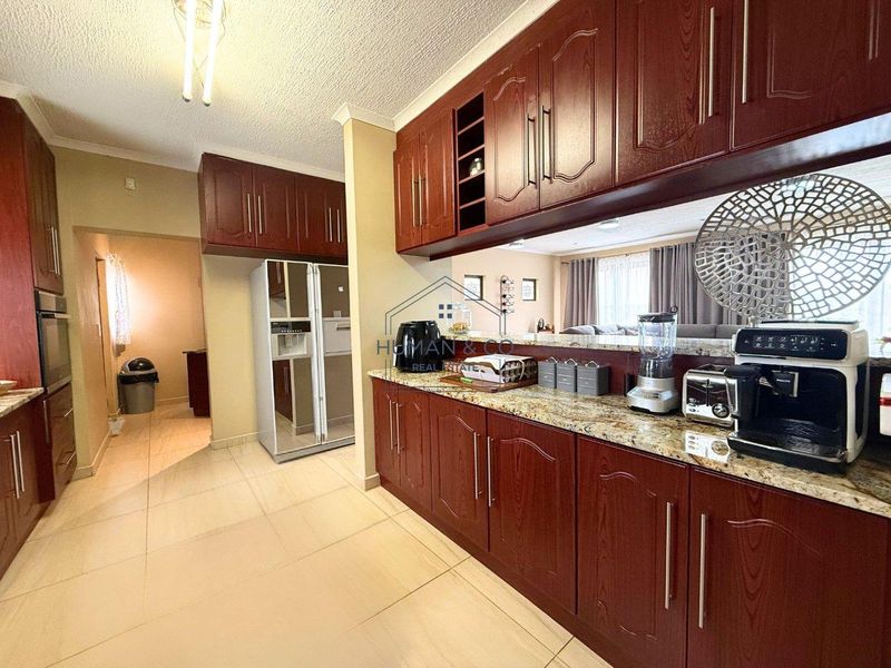 Modern Family Home in Fairway Estate - Photo 7