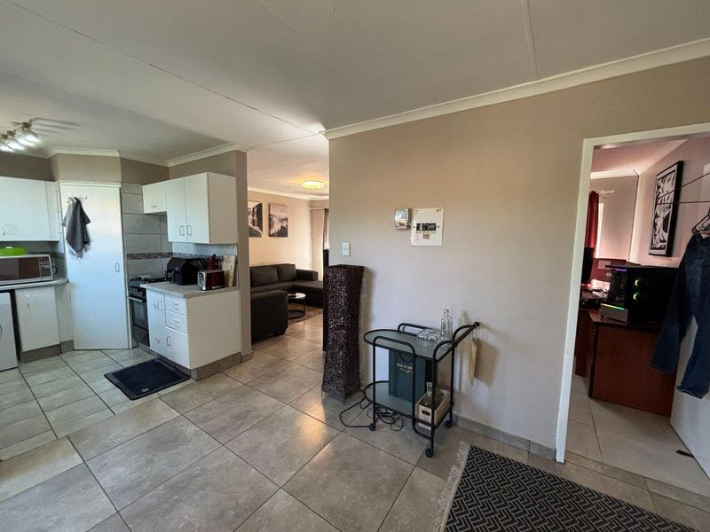 Priced to sell - two bedroom townhouse in Erasmuskloof - Photo 7
