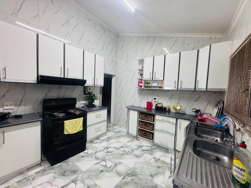 A very lovely 3,5 bedroom is now available to rent as from 1 July 2026 in a safe and secure suburb in Pinetown at Hatton Estate and close local amenities - Photo 4