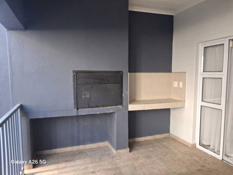 2 Bedroom Apartment To Let In Pionierspark Ext 1 - Photo 3
