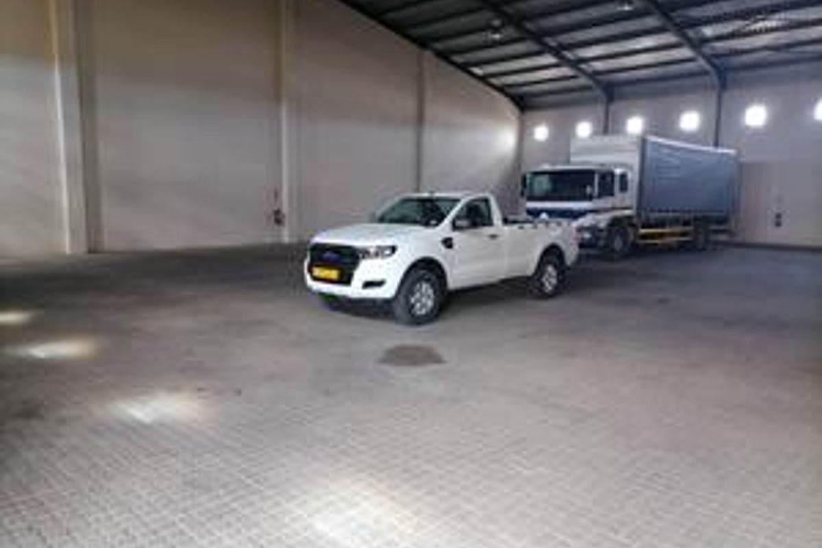 Warehouse to let - Photo 3