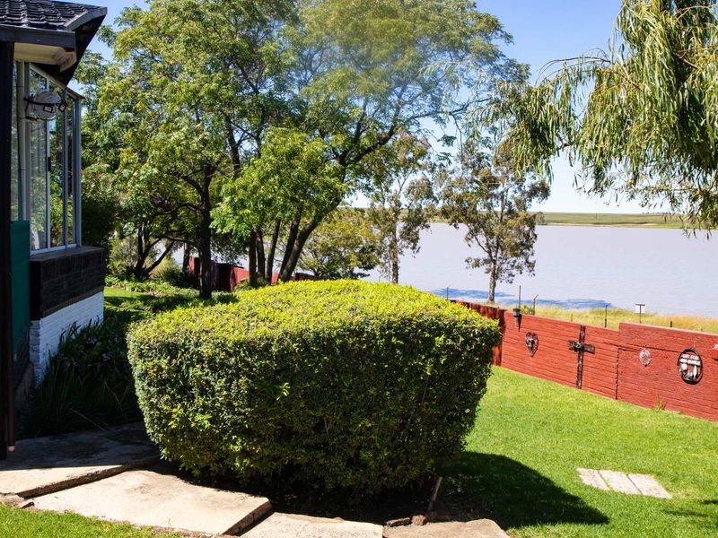 Waterfront Living – A Once-in-a-Lifetime Opportunity. 3 BedroomHouse with Flatled- Turn-Key investment with Solar Backup system - Photo 8