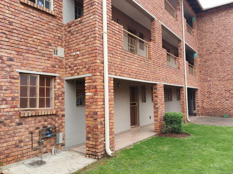 2 bed first floor unit in 24h security complex, ideal - first time buyers or investors! - Photo 9