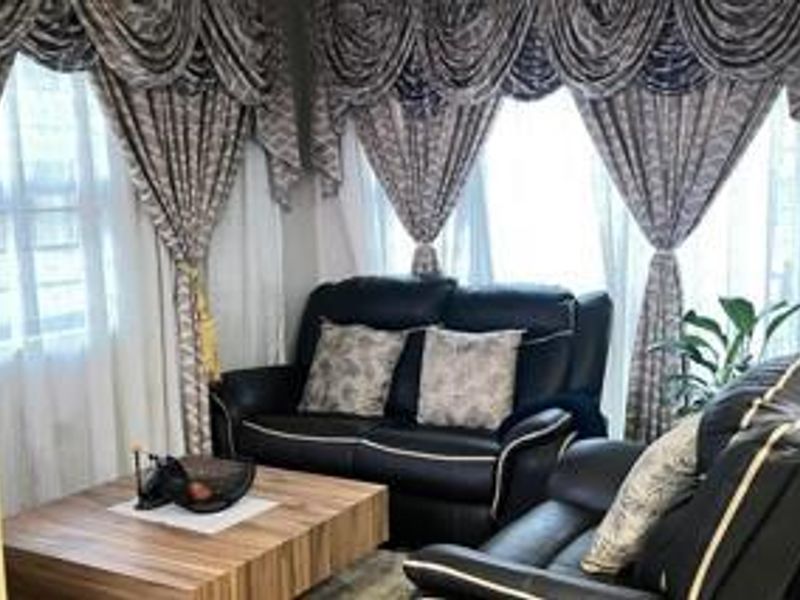 Sophisticated Suburban Living: Secure Family Residence in Albertsdal Estate - Photo 5
