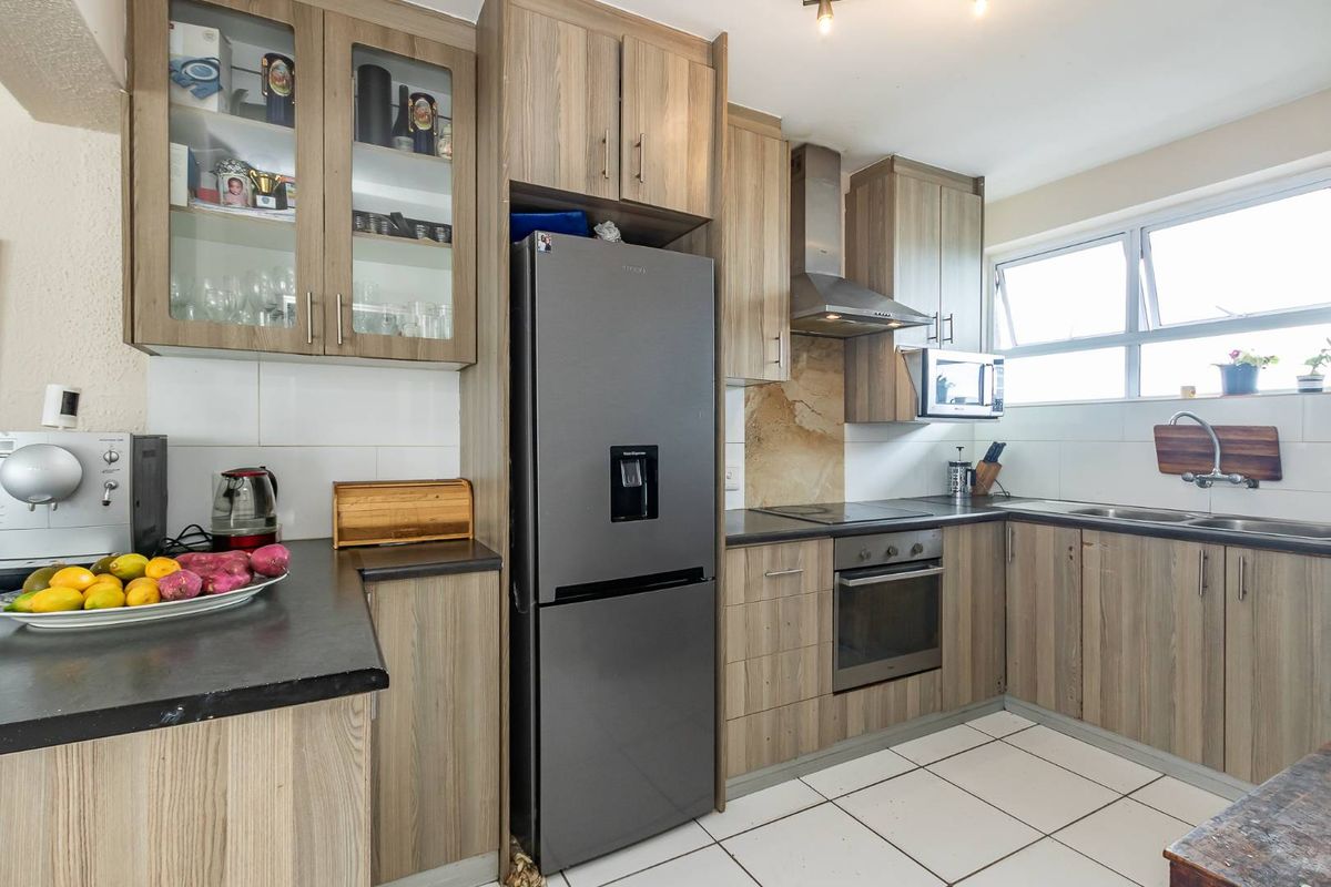 Lock up and go 2 Bed Apartment in the heart of Plumstead - Photo 2