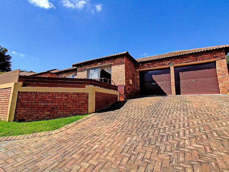 Spacious & Inviting: Your Perfect Townhouse Awaits! - Photo 2