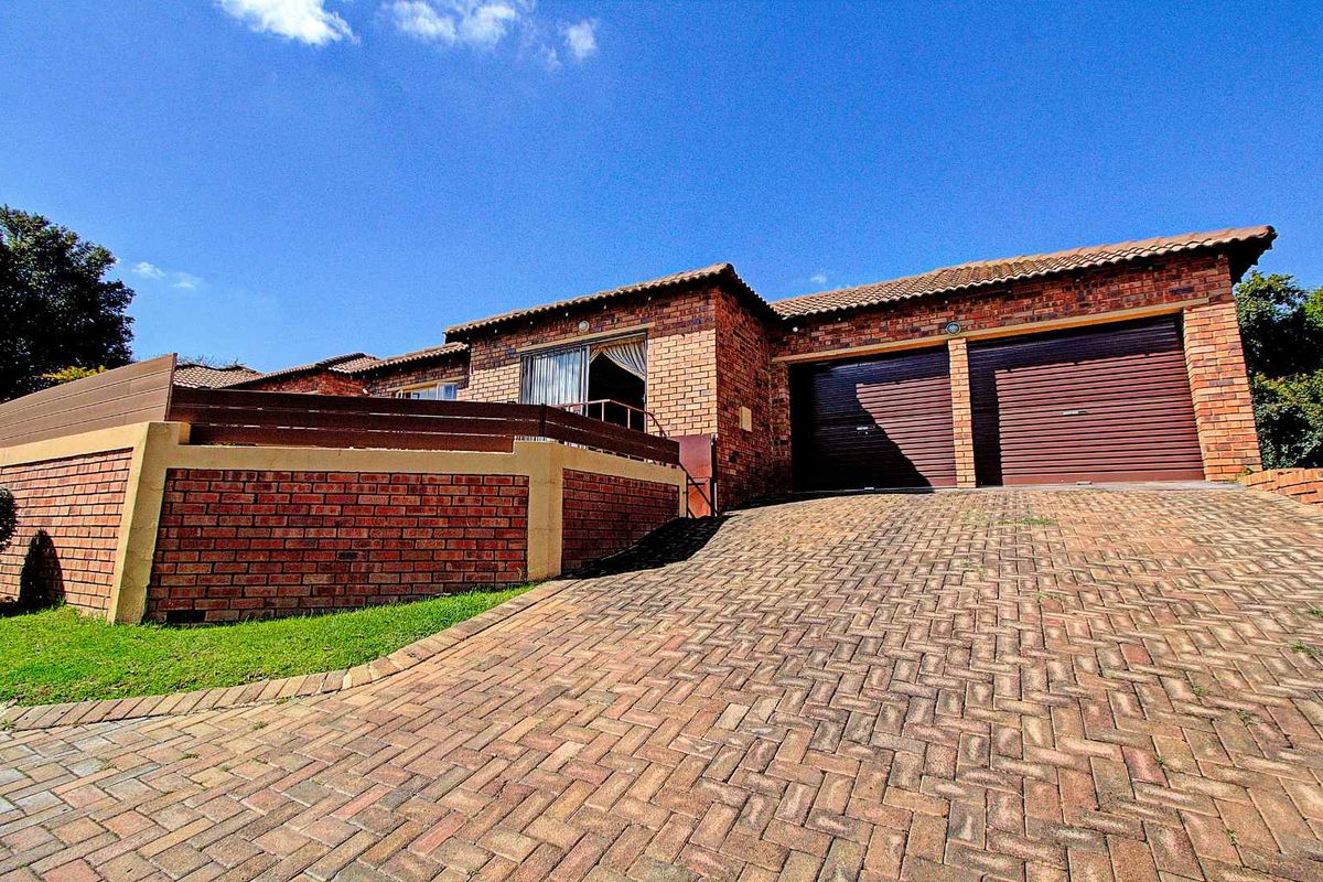 Spacious & Inviting: Your Perfect Townhouse Awaits! - Photo 2