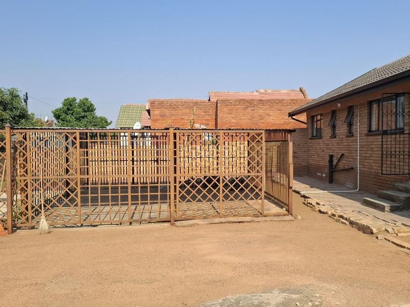 Three bedrooms house for sale in Soshanguve B B - Photo 6