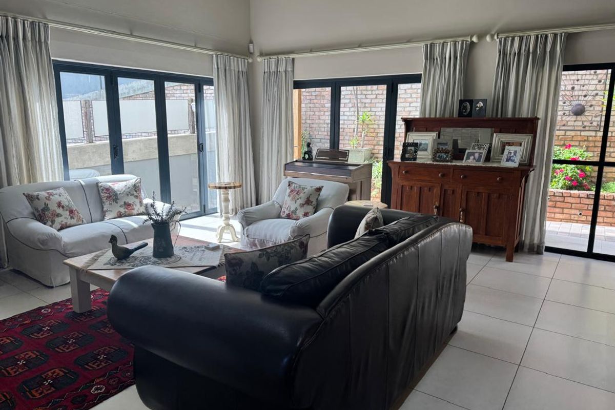 UPMARKET PROPERTY FOR SALE (only 5 units in the complex) - Photo 4