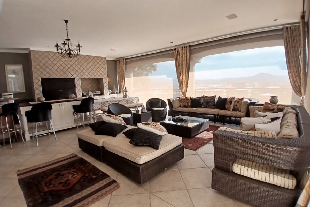 Spacious double-story home on a generous 2,296 m2 residential erf in Windhoek's sought-after suburb - Photo 5