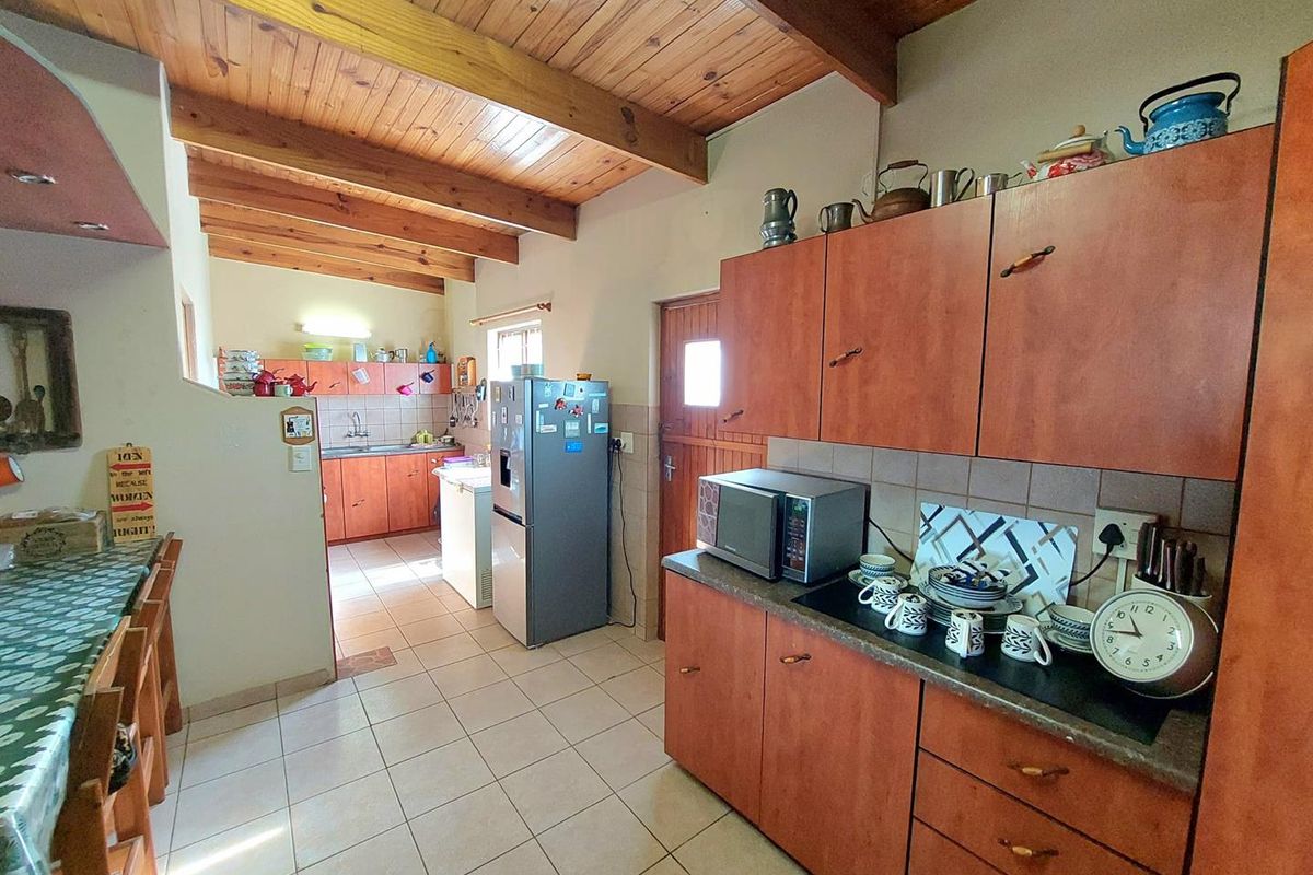 Charming 3 Bedroom Home with Lots of Potential - Photo 5