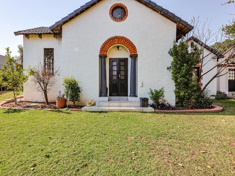 Experience Luxury Living in Waterkloof Ridge - Photo 2