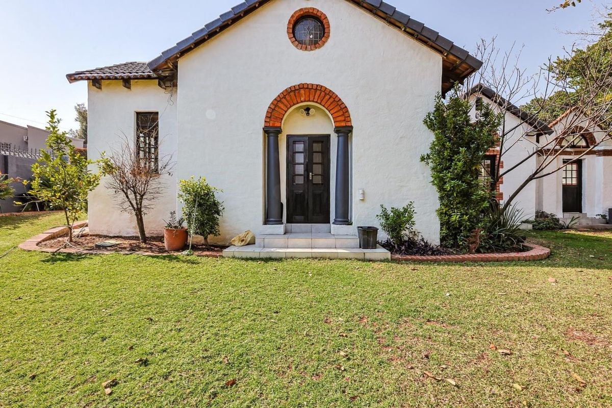 Experience Luxury Living in Waterkloof Ridge - Photo 2