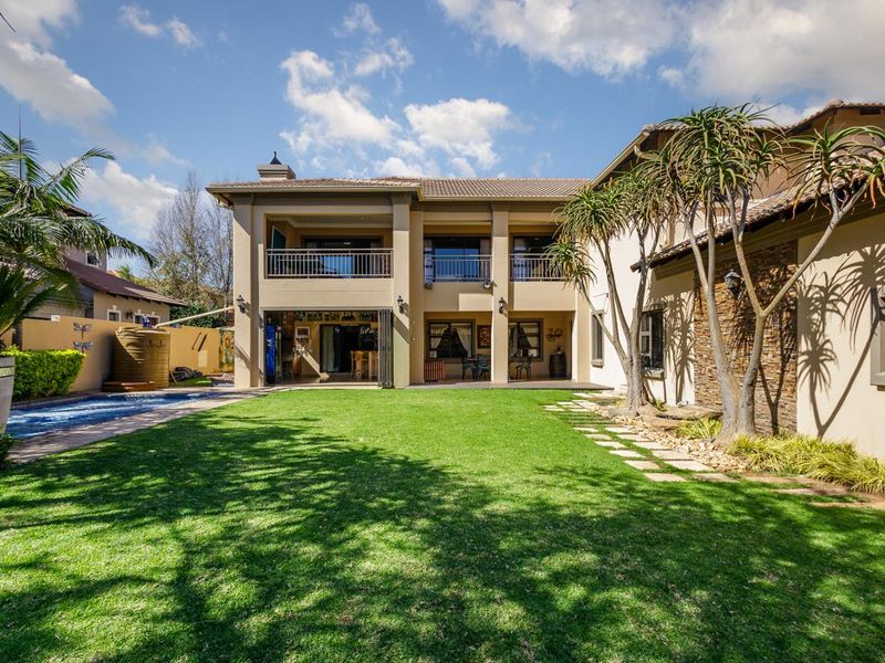 Luxury 5-Bedroom Family Home with Study, 3 Garages & Exceptional Entertainment - Photo 2