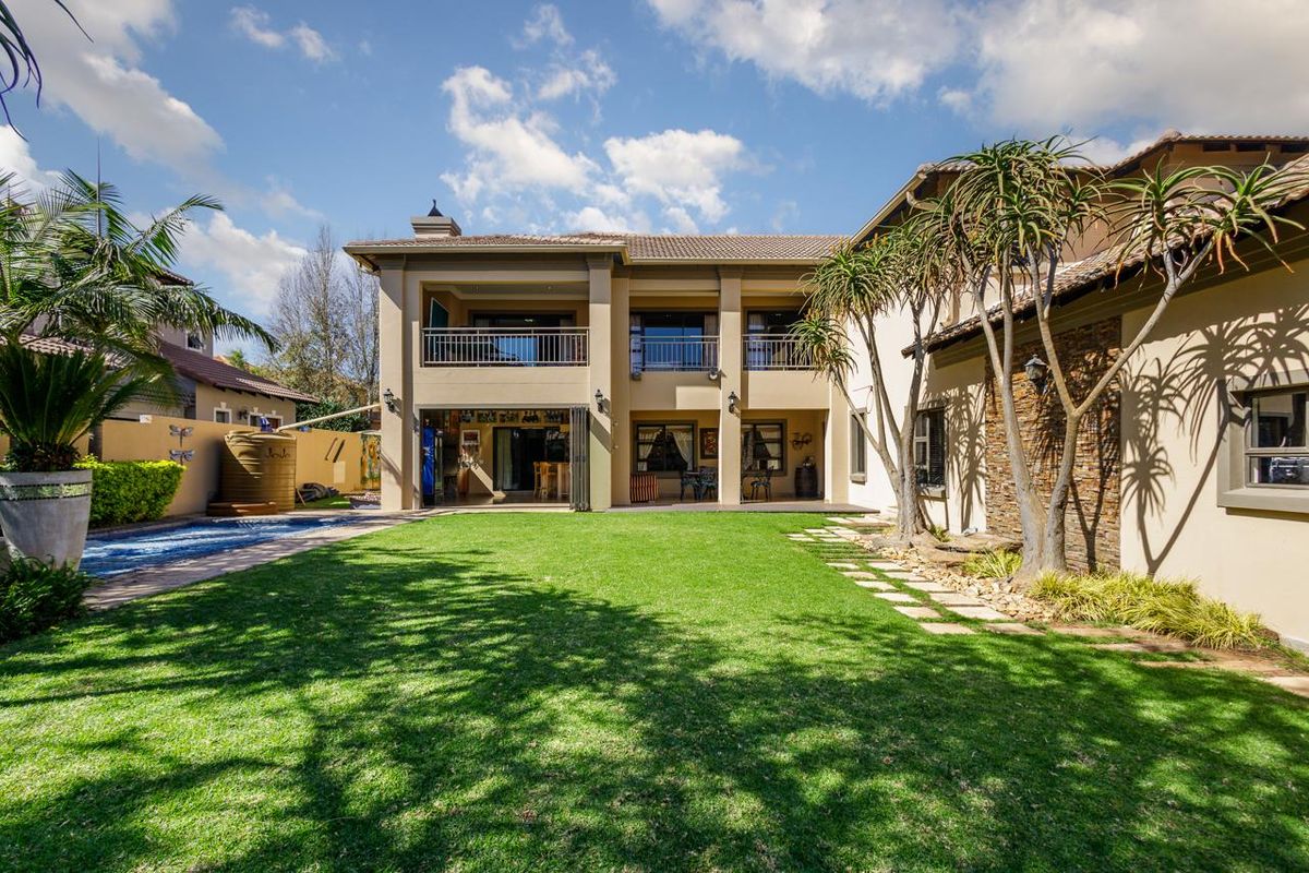 Luxury 5-Bedroom Family Home with Study, 3 Garages & Exceptional Entertainment - Photo 2