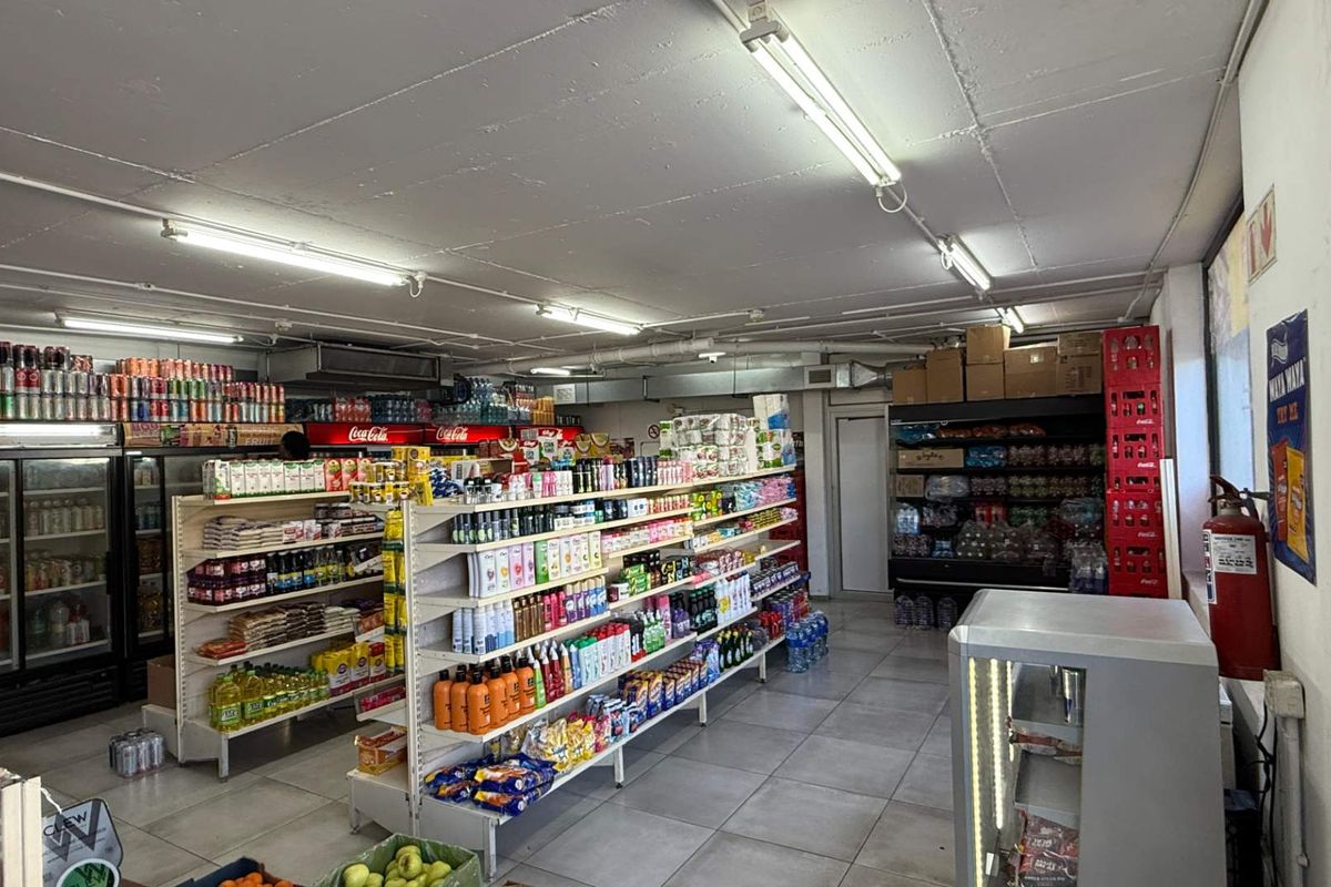 154m2 retail unit to let at Wembley Square near entrance - Photo 4