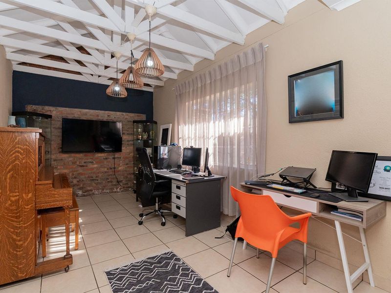 Stylish Family Living Meets Ultimate Entertainment – Modern 4-Bedroom Home in Glen Marais - Photo 7