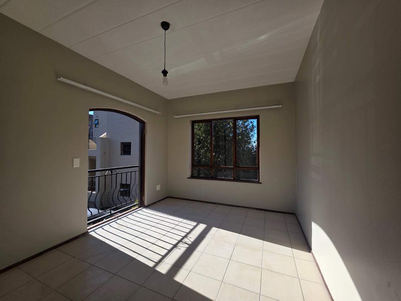 Loft Apartment with Stunning Views in Paulshof - Photo 8