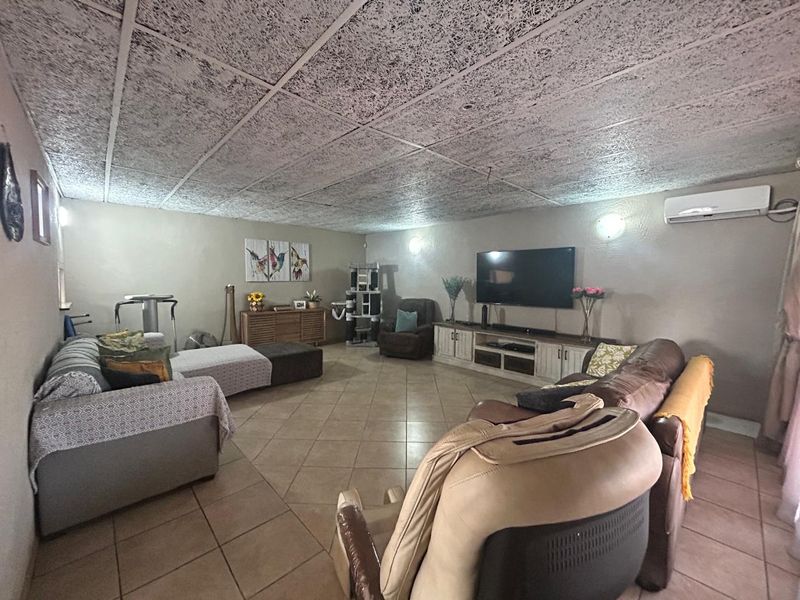 Spacious 3-Bed Home with Dual Flats - Photo 3