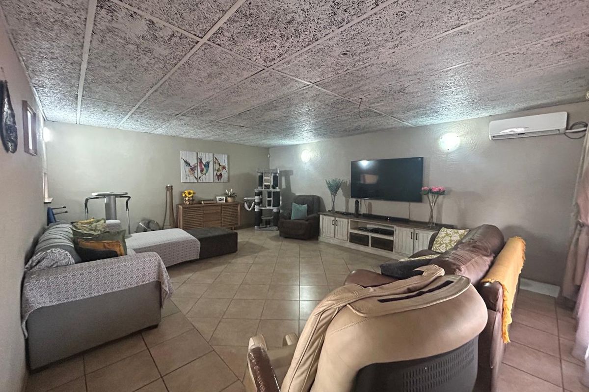 Spacious 3-Bed Home with Dual Flats - Photo 3