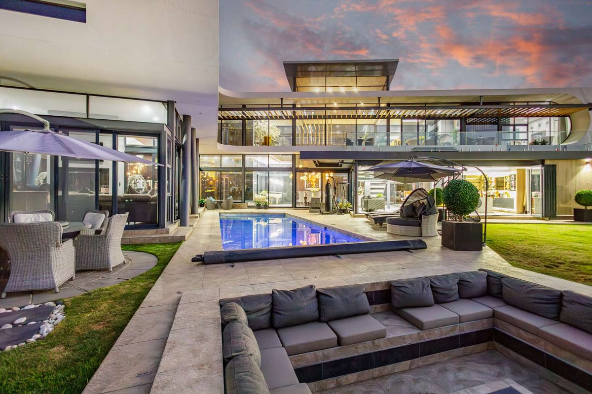 Exquisite Lakefront Luxury - Photo 3