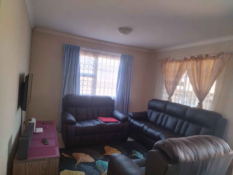 3 bedrooms house for sale in Soshanguve VV - Photo 7