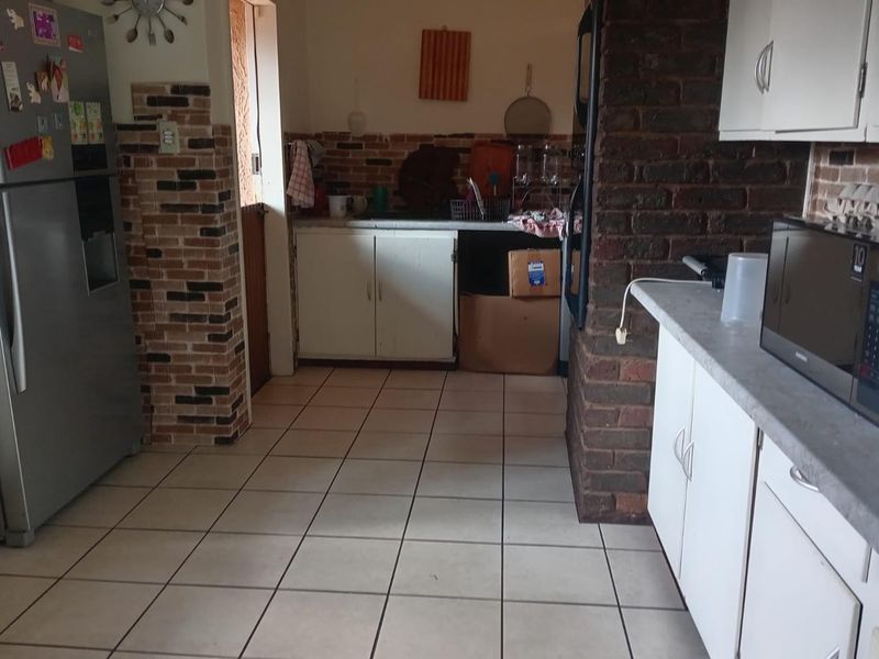 Large family home with pool in an enclose area - Photo 8