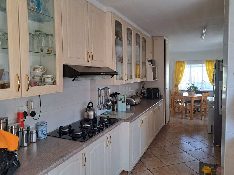 4 Bedroom Home Plus 2 Bedroom Flatlet for Sale in Vandykpark, Boksburg - Photo 2
