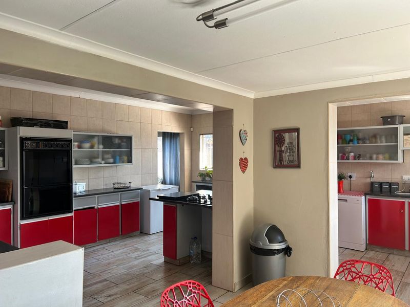 Spacious 3-Bed Home with Dual Flats - Photo 9