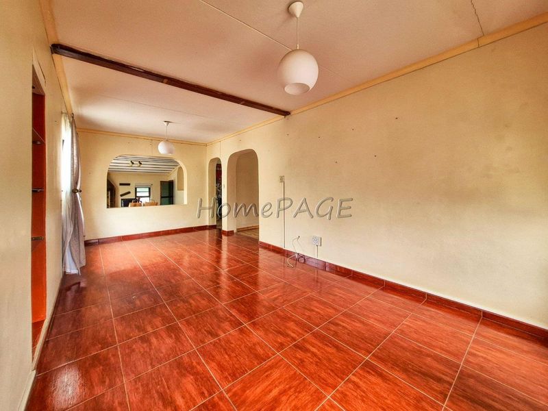 Meersig, Walvis Bay:  Neat Older 4 Bedroom home is for sale - Photo 7