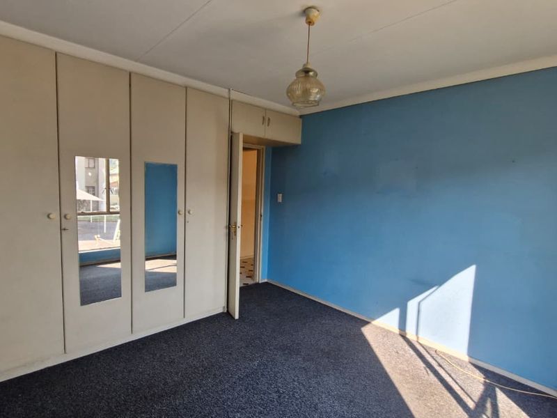 Unlock the Potential! Affordable 2-Bedroom Townhouse Ready for Your Personal Touch in Oakdene! - Photo 7