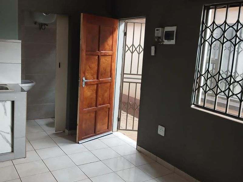 EXCLUSIVE | MODERN GARDEN FLATLET IN DAWN PARK – ACT FAST This is a rare opportunity to secure a well-positioned garden flatlet in the heart of Dawn Park. - Photo 2