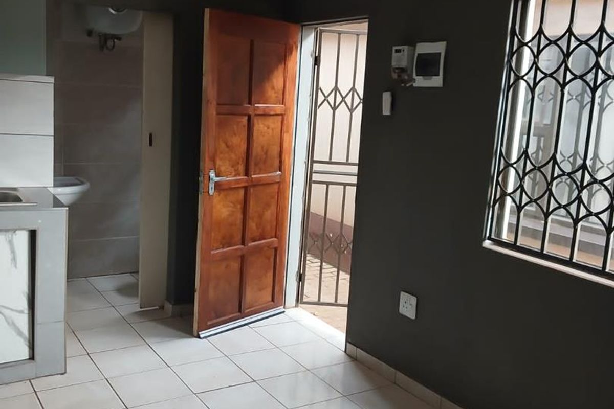 EXCLUSIVE | MODERN GARDEN FLATLET IN DAWN PARK – ACT FAST This is a rare opportunity to secure a well-positioned garden flatlet in the heart of Dawn Park. - Photo 2