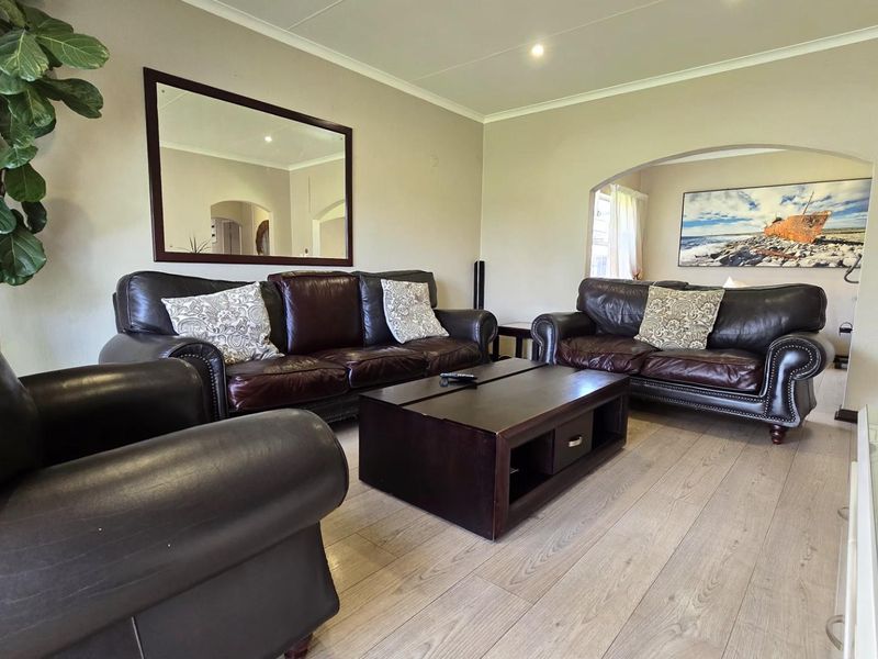 4 bedroom house for Sale in Brackendowns - Photo 4