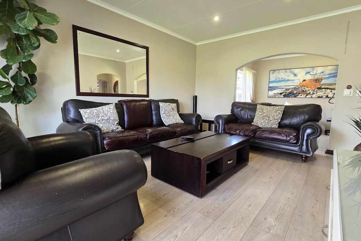 4 bedroom house for Sale in Brackendowns - Photo 4