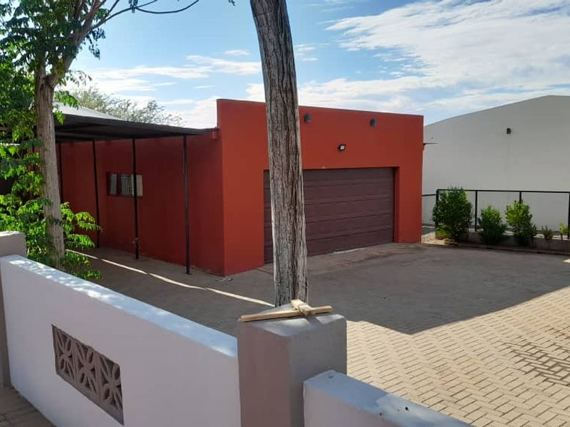 Main House & Flat: Perfect for Extended Family Living - Photo 3