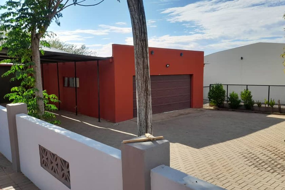 Main House & Flat: Perfect for Extended Family Living - Photo 3