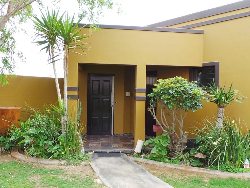 Spacious modern Family home close to schools - Photo 2