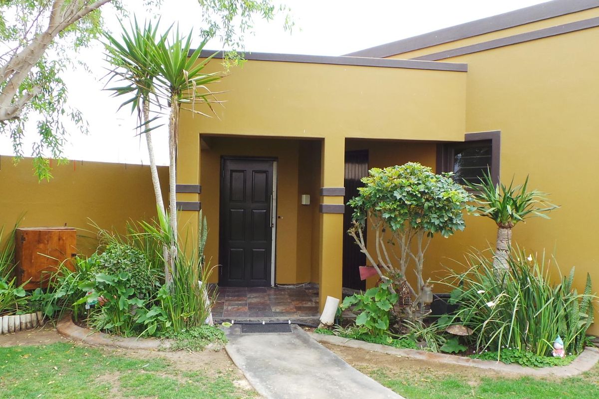 Spacious modern Family home close to schools - Photo 2