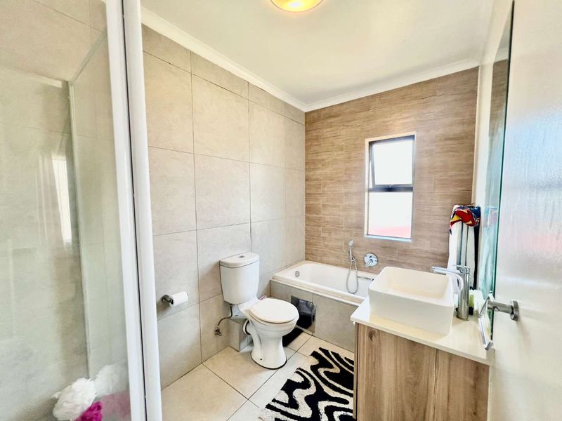 Charming Apartment: Perfect Blend of Comfort & Value - Photo 7