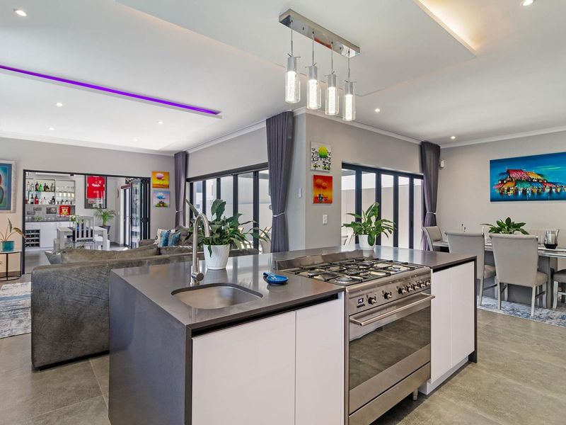Stunning Architecturally Designed Family Home – A True Entertainer’s Dream in Sought after Sandown - Photo 4