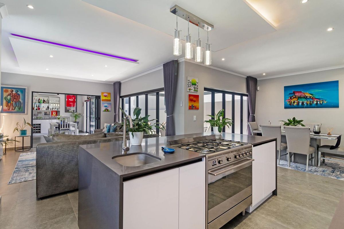 Stunning Architecturally Designed Family Home – A True Entertainer’s Dream in Sought after Sandown - Photo 4