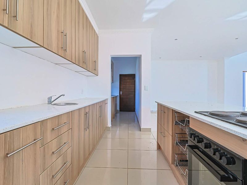 Elegant Home in Sought-After Melodie Estate. - Photo 7