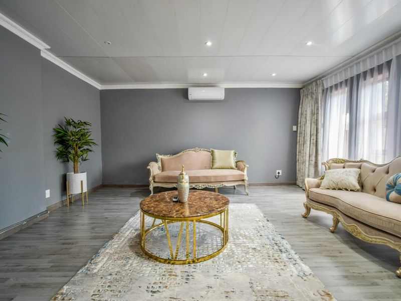 Four bedroom family home in Waterkloof Ridge Estate - Photo 5