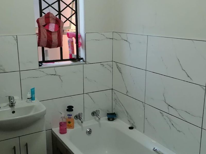 Riverside View R 1 250 000 For extended Families with 2 additional cottages. - Photo 9