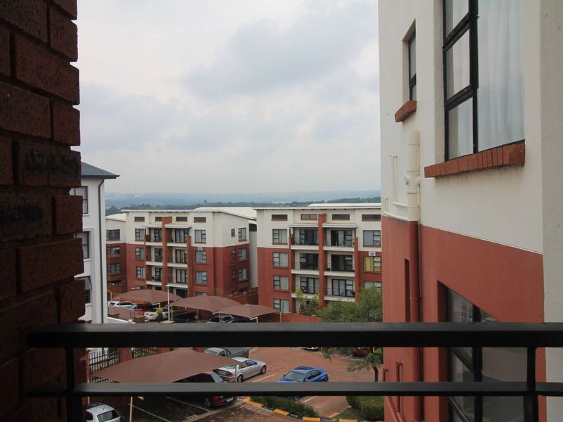 Modern Apartment in Strelitzia Greenstone Hill - Photo 4