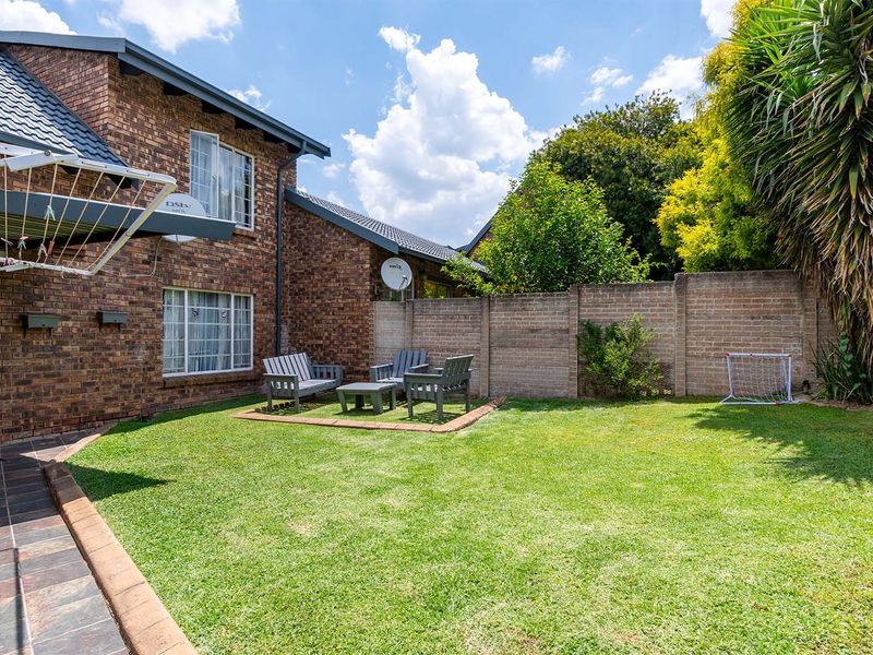 Modern 4 Bedroom Townhouse in Van Riebeeck Park - Photo 2